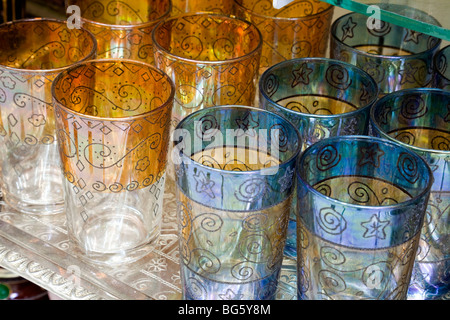 Traditionnel thé fait à la main en vente dans le souk Serrajine, Marrakech, Maroc Banque D'Images