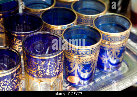 Thé traditionnel bleu et doré à vendre dans le souk Serrajine, Marrakech, Maroc Banque D'Images