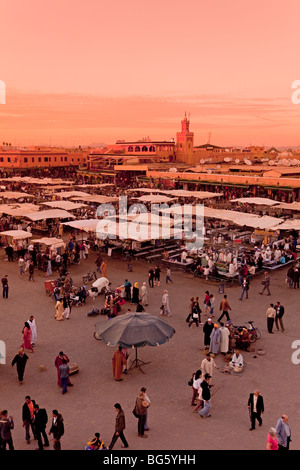 La célèbre place Jemaa el-Fna à Dusk, qui se remplit de stands de nourriture et d'animateurs, Marrakech, Maroc, Afrique du Nord Banque D'Images