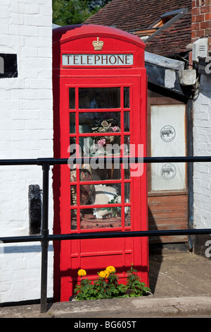 Angleterre, Northamptonshire, Marina de Braunston, atelier et boîte téléphonique traditionnelle rouge britannique 'K6' Banque D'Images