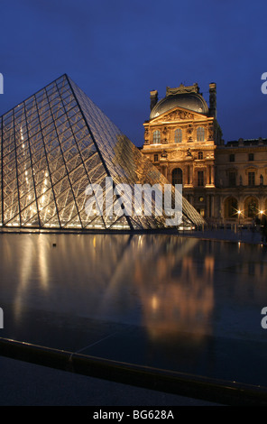 Musée du Louvre dans la nuit Banque D'Images