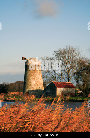 Par l'usine de Drainage Oby rivière Bure près de l'ACLE, Norfolk, Royaume-Uni. Banque D'Images