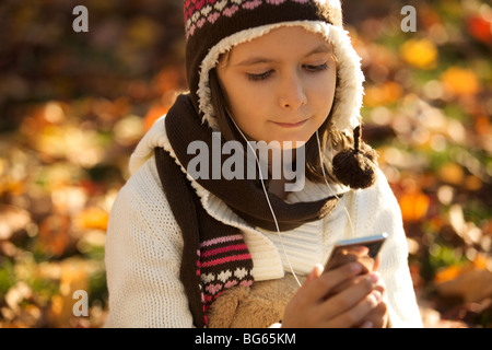 Jeune fille à l'écoute de la musique avec son iPod Banque D'Images