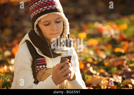 Jeune fille à l'écoute de la musique avec son iPod Banque D'Images