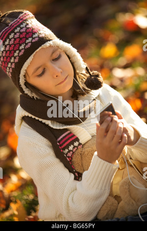 Jeune fille à l'écoute de la musique avec son iPod Banque D'Images