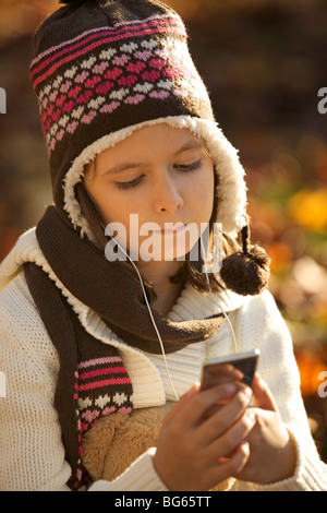 Jeune fille à l'écoute de la musique avec son iPod Banque D'Images