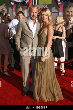 KEVIN COSTNER CHRISTINE BAUMGARTNER SWING VOTE PREMIÈRE MONDIALE HOLLYWOOD LOS ANGELES USA 24 Juillet 2008 Banque D'Images