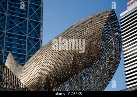 Frank Gehry's peix d'Or en sculpture avec Barceloneta Torre Mapfre et l'hôtel Arts Barcelona Espagne Banque D'Images