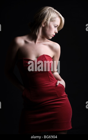 Touche Bas tourné d'une magnifique blonde Girl in red dress Banque D'Images