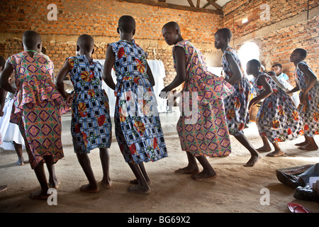 Les filles à la danse Déchaussé l'Église catholique dans l'Amuria, sous-région de Teso, en Ouganda. Banque D'Images