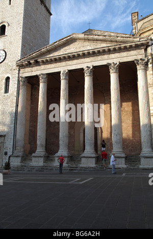 Le 1C BC Temple de Minerve dans la Piazza del Comune à assisi ombrie italie Banque D'Images