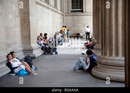 Le British Museum, Londres. Les visiteurs se détendre dehors. Banque D'Images