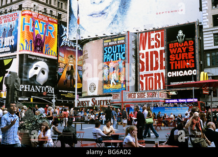 Annonces géant pour les spectacles de Broadway et des comédies musicales, Duffy Square (à côté de Times Square), New York City Banque D'Images