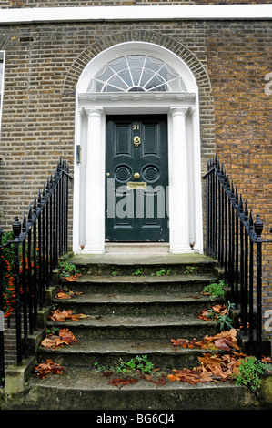 Étapes suivantes jusqu'à la porte avant d'une terrasse géorgienne Highbury Islington Londres Angleterre Royaume-uni Banque D'Images