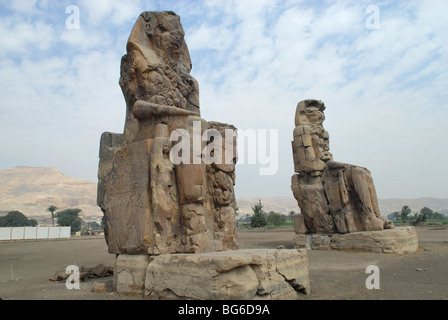 Colosses de Memnon Louxor, dans le sud de l'Égypte Banque D'Images