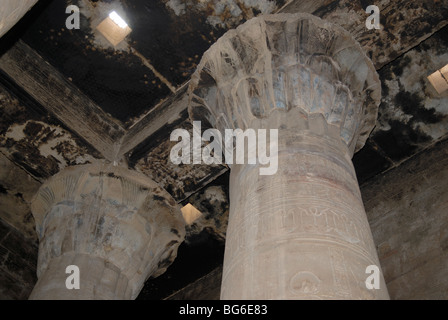 Haut de piliers à Edfou temple d'Horus, l'Égypte Banque D'Images