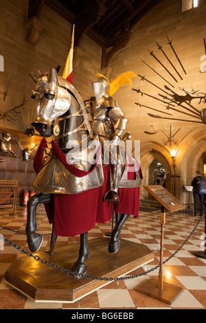 La grande salle s'affiche en rouge sur l'armure de chevalier, et d'arme sur le château de Warwick, Warwickshire, Midlands de l'Angleterre Banque D'Images