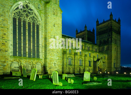 L'Angleterre, dans le comté de Durham, Durham City. Pierre tombale commémorative dans le parc de la cathédrale de Durham. Banque D'Images