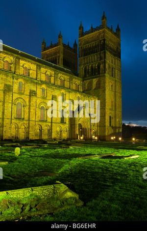 L'Angleterre, dans le comté de Durham, Durham City. Pierre tombale commémorative dans le parc de la cathédrale de Durham. Banque D'Images