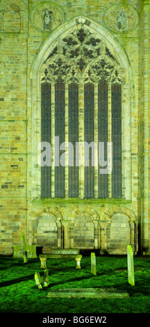 L'Angleterre, dans le comté de Durham, Durham City. Pierre tombale commémorative dans le parc de la cathédrale de Durham. Banque D'Images