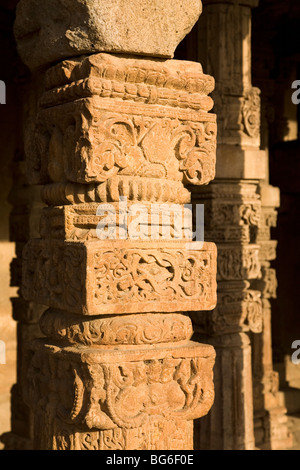 Un pilier sculpté richement au Quwwat-ul-Islam mosquée dans le complexe de Qutb Minar à Delhi, Inde. Banque D'Images