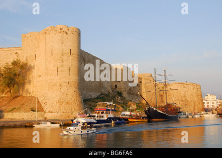 Le nord de Chypre. La lumière du matin sur le port et château de Kyrenia. L'année 2009. Banque D'Images
