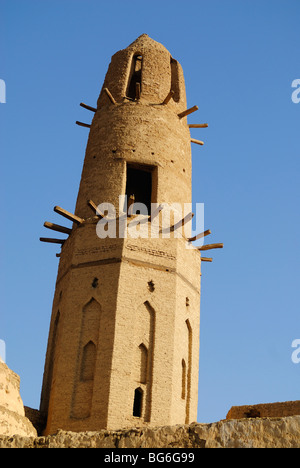 Minaret de la mosquée Nasr el-Din de la ville de Al Qasr à Dakhla oasis, à l'ouest de l'Égypte Banque D'Images