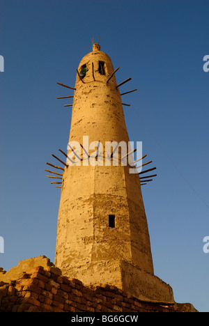 Minaret de la mosquée Nasr el-Din dans le la ville de Al Qasr à Dakhla oasis, à l'ouest de l'Égypte Banque D'Images