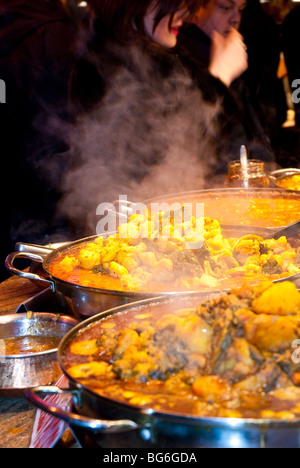 Détails de la nourriture indienne typique d'être servi dans la ville de Camden Market, Londres, UK Banque D'Images