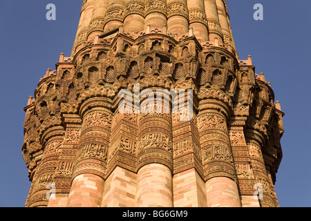 Lettrage Naskh encercle le Qutb Minar à Delhi, en Inde. Banque D'Images