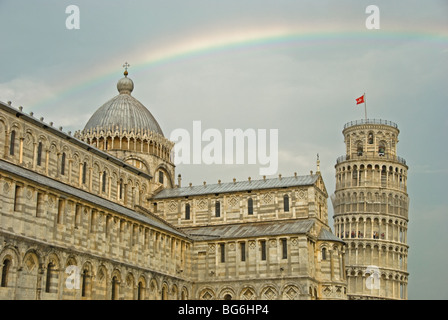 Un arc-en-ciel sur le Duomo et la Tour Penchée de Pise. Banque D'Images