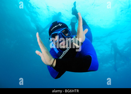 Free diver rendant le panneau d'arrêt plongée dans la mer Méditerranée, au large de Monaco Banque D'Images