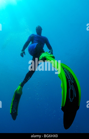 Free diver allant jusqu'à la mer Méditerranée, au large de Monaco Banque D'Images