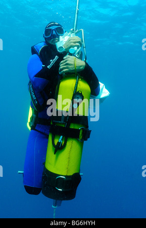 Free diver de descendre avec un réservoir pondéré dans la mer Méditerranée, au large de Monaco Banque D'Images