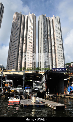 Petit, moderne chantier naval, ci-dessous deux vacances tours, sur la rive sud du port d'Aberdeen, Hong Kong, Chine Banque D'Images