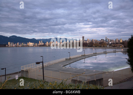 Kitsilano piscine extérieure et le centre-ville de Vancouver skyline sur une sombre journée d'hiver, BC, Canada Banque D'Images