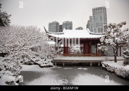 Le Dr Sun Yat-Sen Classical Chinese Garden après un hiver de neige, Vancouver, BC, Canada Banque D'Images