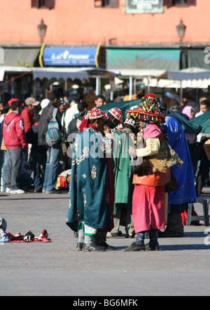 Des musiciens de rue et Watercarrier @ Place Djmaa El Fna Banque D'Images