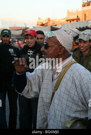 Artiste de rue @ Place Djmaa El Fna Banque D'Images