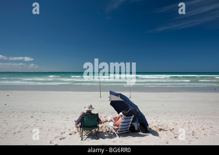 Les poissons et vous détendre sur la plus longue plage en Afrique du Sud, où 14 km de sable blanc s'étend de Struisbaai à Arniston Banque D'Images