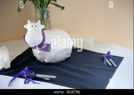 Vache en porcelaine pour les clients de signer à réception de mariage Banque D'Images