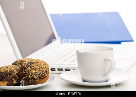 Tasse de café vide et sucre donut wit bouchée isolé sur fond blanc Banque D'Images