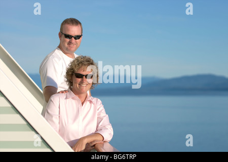 Heureux couple d'âge moyen on cruise ship balcon Banque D'Images