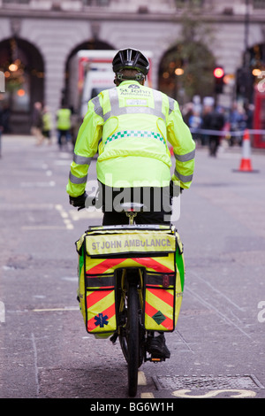 St Johns Ambulance paramedics mobiles sur des vélos à Londres, au Royaume-Uni. Banque D'Images