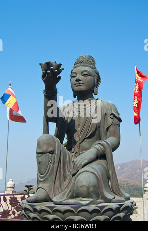 L'offre des six Divas ; statues de bronze qui entourent le Tian Tan Buddha sur l'île de Lantau à Hong Kong. Banque D'Images