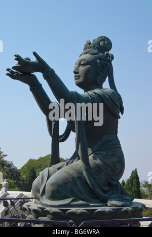 L'offre des six Divas ; statues de bronze qui entourent le Tian Tan Buddha sur l'île de Lantau à Hong Kong. Banque D'Images