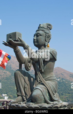 L'offre des six Divas ; statues de bronze qui entourent le Tian Tan Buddha sur l'île de Lantau à Hong Kong. Banque D'Images