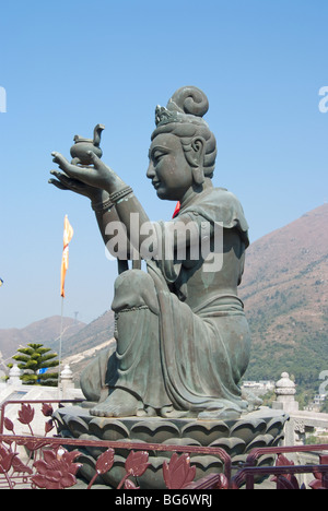 L'offre des six Divas ; statues de bronze qui entourent le Tian Tan Buddha sur l'île de Lantau à Hong Kong. Banque D'Images