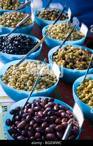 Un affichage en couleur des olives en vente sur un étal de marché. Banque D'Images