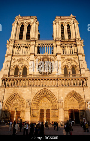 Les touristes en face de Cathédrale Notre Dame au coucher du soleil à Paris France Banque D'Images